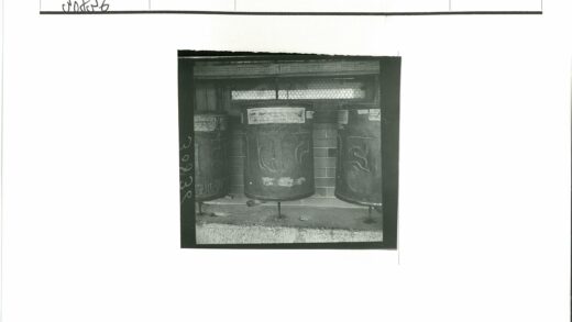砖墙前雕刻经轮特写.jpg