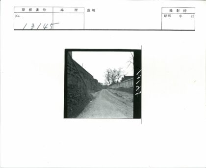 砖墙土路与远方建筑.jpg