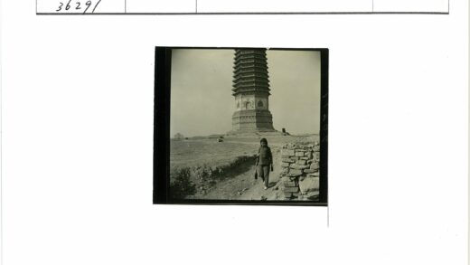 砖墙土路与高塔风景.jpg