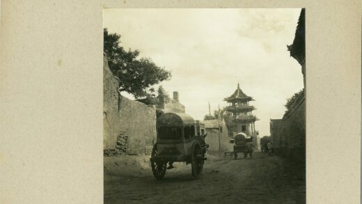 砖墙土路老式汽车与宝塔.jpg