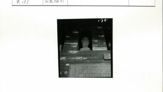 砖墙壁龛石像与石纹标志.jpg