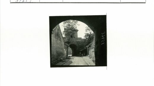 砖墙小巷拱门远景.jpg