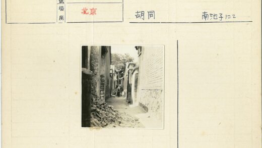 砖墙小巷树下两人.jpg