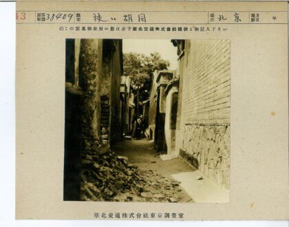 砖墙小巷瓦砾晴天行人.jpg