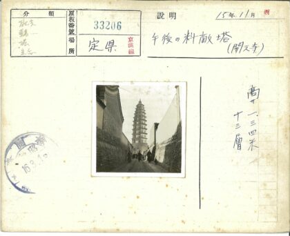 砖墙小巷通往高耸宝塔.jpg