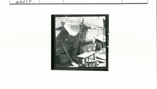 砖墙帐篷与散落杂物场景.jpg