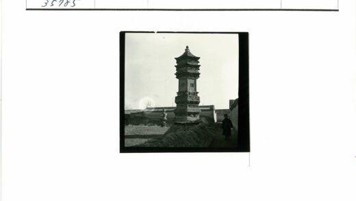 砖墙庭院中的石塔与行人.jpg