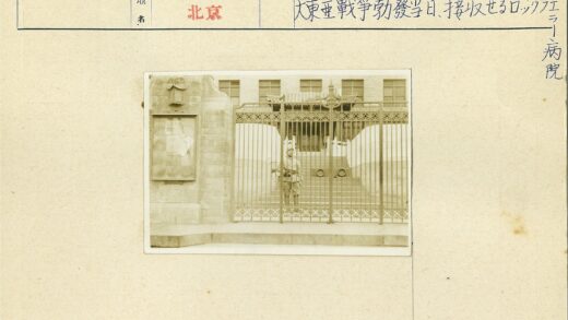 砖墙建筑入口站岗卫兵与石柱.jpg