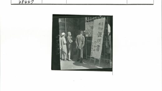 砖墙建筑外排队人群与汉字海报.jpg
