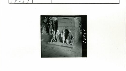砖墙建筑旁人物雕像群.jpg