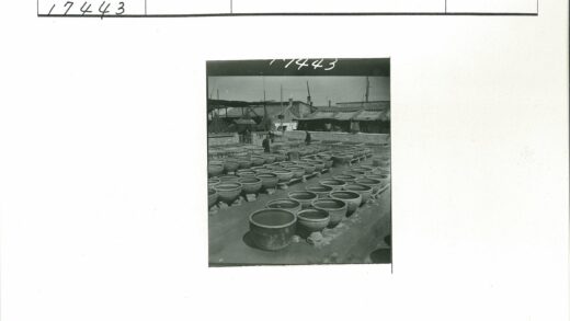 砖墙建筑旁陶罐平台行人.jpg