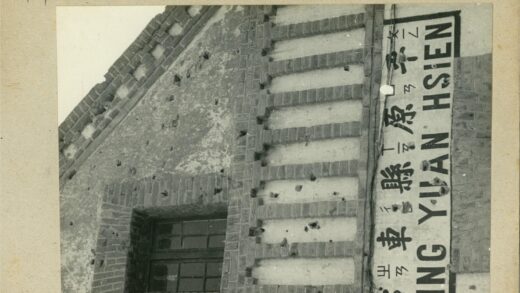 砖墙弹孔与结构损坏特写.jpg
