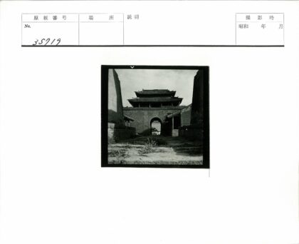砖墙拱门分层屋顶建筑.jpg