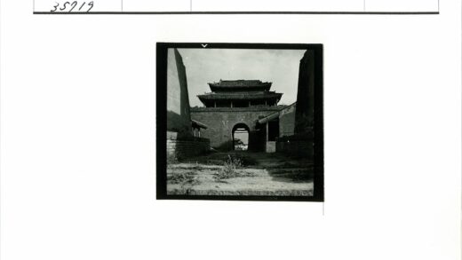 砖墙拱门分层屋顶建筑.jpg
