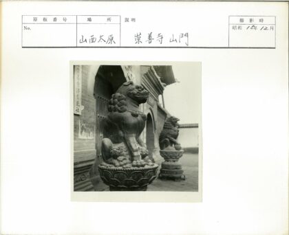 砖墙拱门狮子雕像守卫入口.jpg