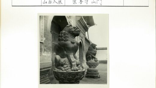 砖墙拱门狮子雕像守卫入口.jpg