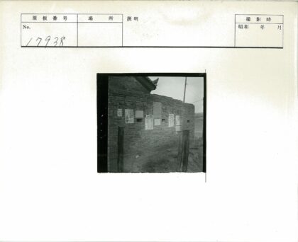 砖墙文字海报与电线杆街景.jpg