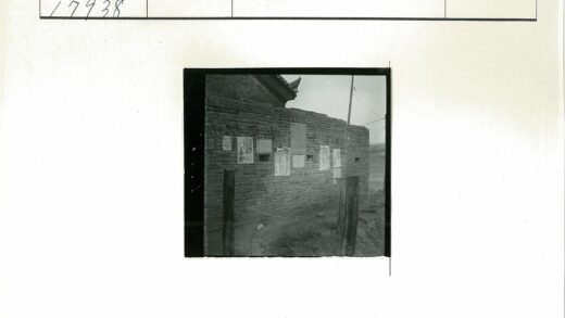砖墙文字海报与电线杆街景.jpg