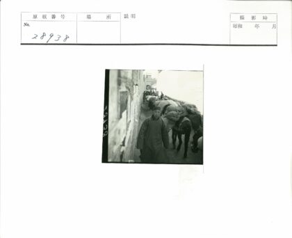 砖墙旁人与驮马街景.jpg