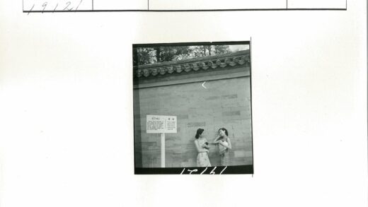 砖墙旁女人聊天的回声标志.jpg