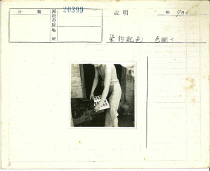 砖墙旁手洗衣物的男子.jpg