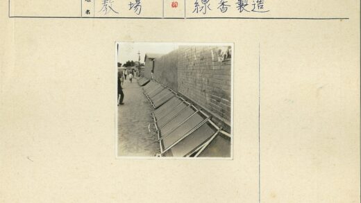 砖墙旁晾晒架与行人街景.jpg