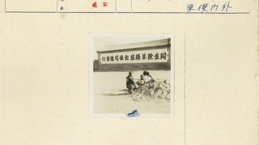 砖墙旁玩耍的孩童.jpg