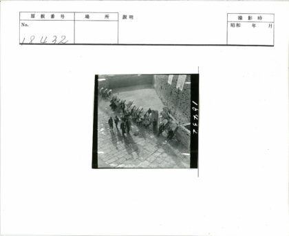 砖墙旁的人力车夫群像.jpg