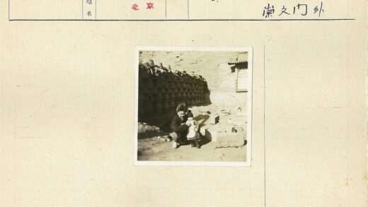 砖墙旁的大人与孩子堆物.jpg