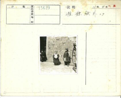 砖墙旁的孩子们与木结构.jpg