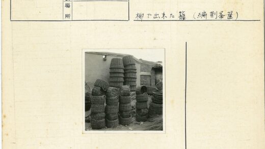 砖墙旁的编织篮子堆.jpg