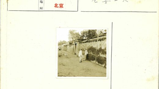 砖墙旁的老式汽车与行人.jpg