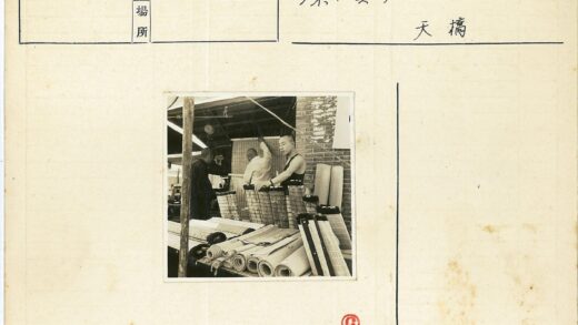 砖墙旁竹席摊位工作场景.jpg