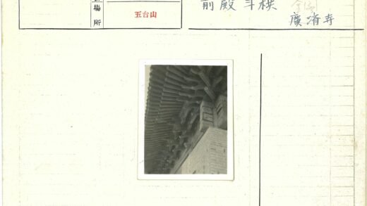 砖墙木屋檐建筑细节特写.jpg