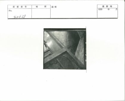 砖墙木梁建筑结构特写.jpg