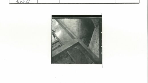 砖墙木梁建筑结构特写.jpg