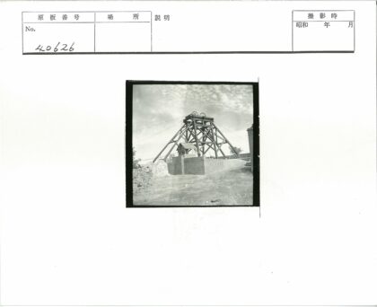 砖墙木结构滑轮建筑工地.jpg