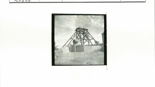 砖墙木结构滑轮建筑工地.jpg