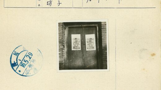 砖墙木门与海报装饰.jpg