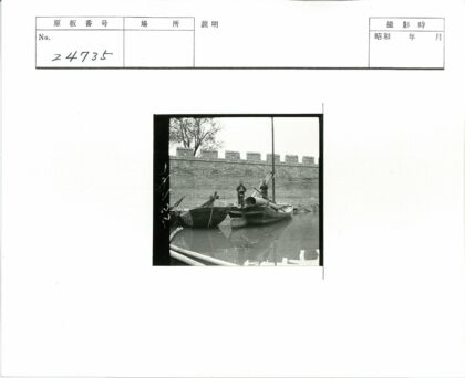 砖墙树影小船双人.jpg