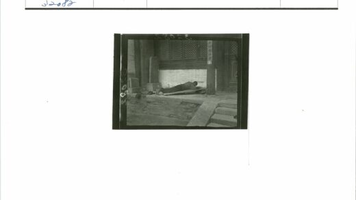 砖墙格子窗木台楼梯景.jpg
