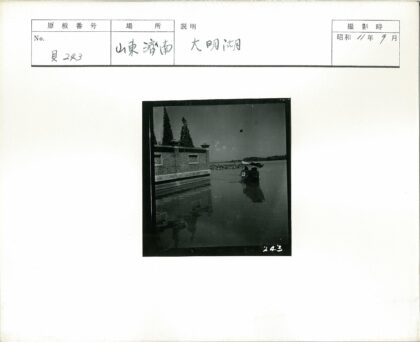 砖墙水岸小船与树影.jpg