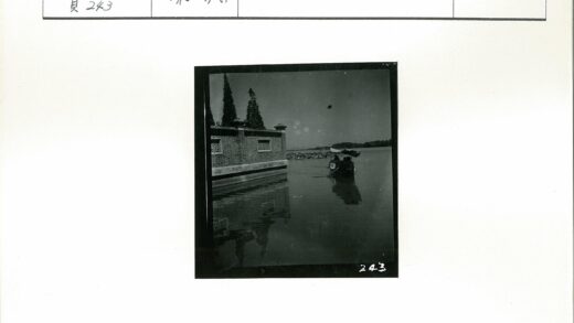 砖墙水岸小船与树影.jpg