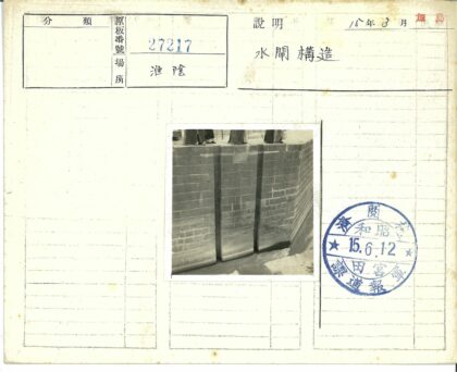 砖墙水边人群历史影像.jpg