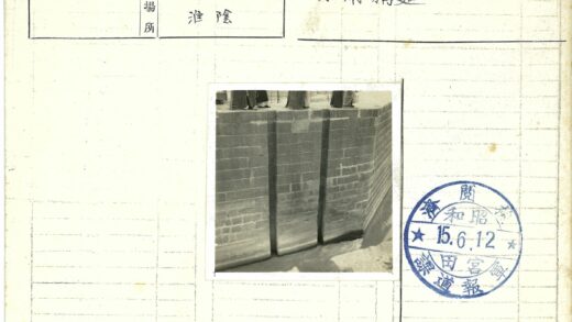 砖墙水边人群历史影像.jpg