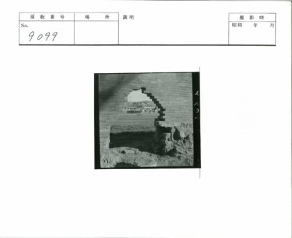 砖墙洞窥远山人群建筑.jpg