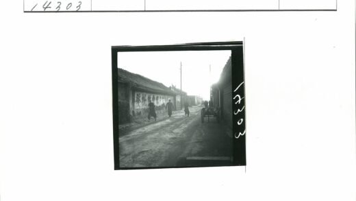 砖墙涂鸦街道行人手推车.jpg