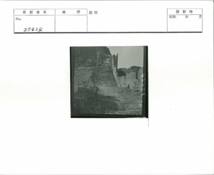 砖墙石径通向岩石山坡.jpg
