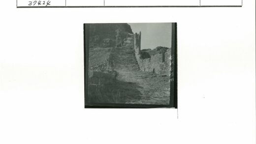 砖墙石径通向岩石山坡.jpg