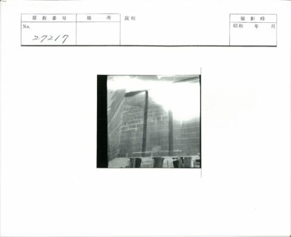 砖墙结构梁与水桶排列.jpg